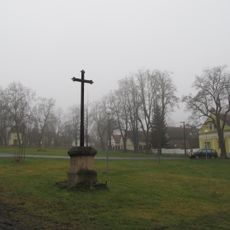 Pamětní kříž na návsi v Kyšicích
