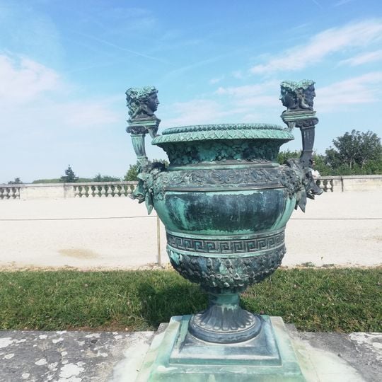 Vase avec hures de sanglier et bustes bicéphales