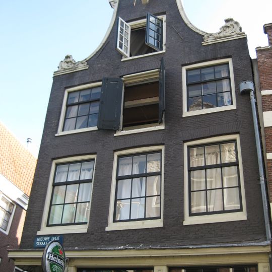 Hoekhuis met klokgevel