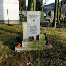 Pomník Jiřího Stuchlíka u hřbitova v Kunicích
