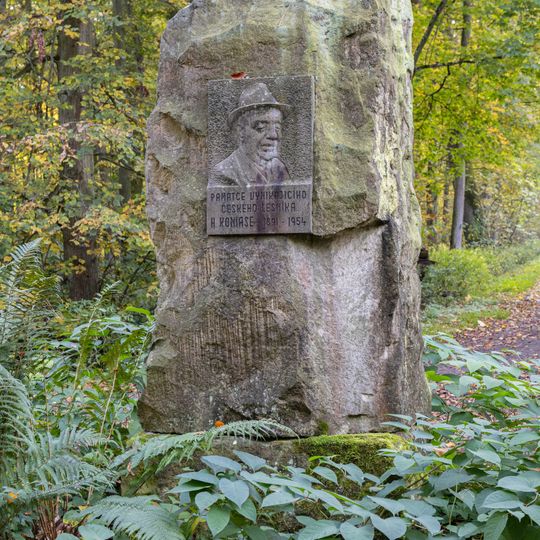 Památník Huga Koniase východně od myslivny Mochov