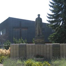 Pomník padlým v první světové válce na křižovatce v západní části Bystré