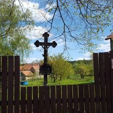 Kříž ve Lštěni u zatáčky silnice