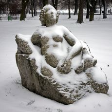 Kamenná plastika ženy v Husových sadech v Sokolově