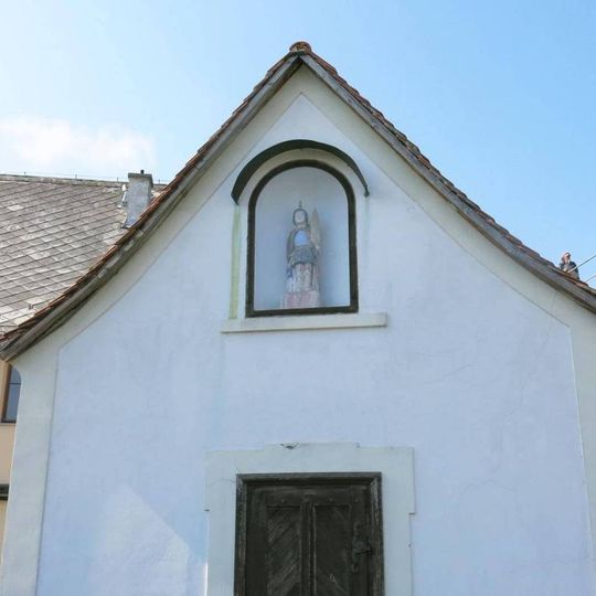 Soška svatého Floriána na zřejmě bývalé kapličce na Tyršově náměstí v Novém Boru