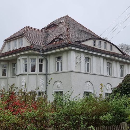 Villa mit Einfriedung und Garten Hauptstraße 6