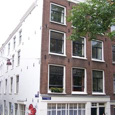 Hoekhuis van grotendeels 19e-eeuws karakter