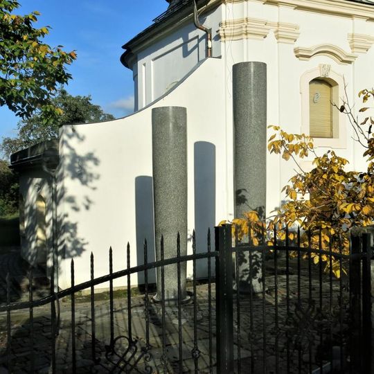 Kamenná sloupová plastika u kaple v Ladech