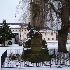 Pomník padlým ve válkách v ulici 5.května v Lomnici nad Popelkou
