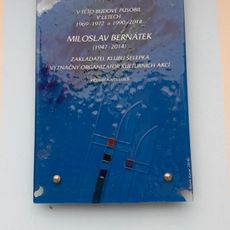 Pamětní deska Miloslavu Bernátkovi na Šelepce v Brně