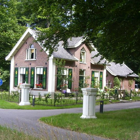 Warnsborn: hekpalen met opschrift "Warnsborn"