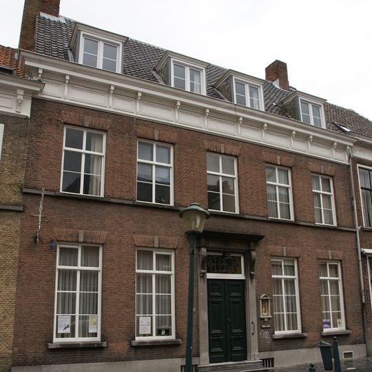 Pand met rechte gevel op hardstenen plint