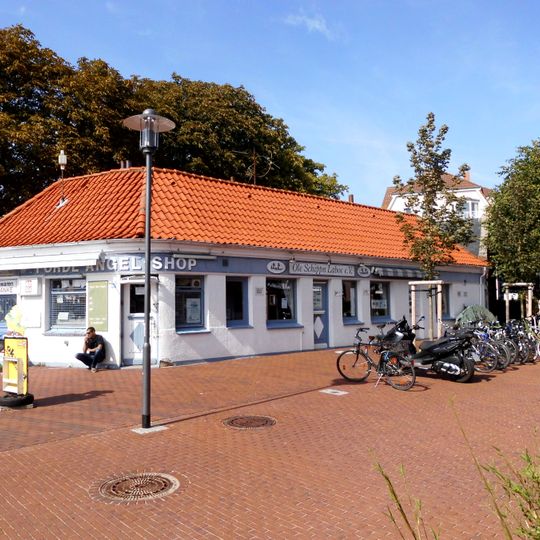 Hafenpavillon mit Rettungsschuppen