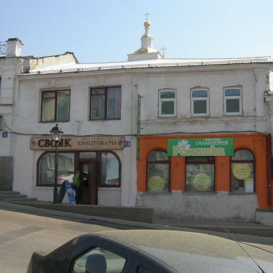 Жилой дом с лавкой