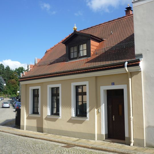 Ländliches Wohnhaus in nach rechts geschlossener Bebauung Rothenburger Straße 51