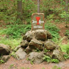 Pomník Jana Husa v lesoparku Debř ve Mšeně