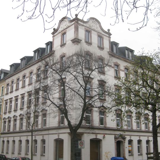 Mietshaus in geschlossener Bebauung in Ecklage, mit Vorgarten Hilbersdorfer Straße 32