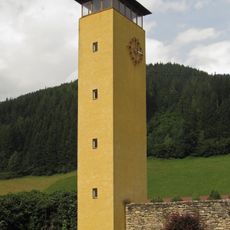 Stadion mit Turm und Eingangsbau