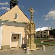 Kříž v Mezicích před kaplí na návsi