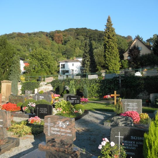 Friedhof mit alter Leichenhalle und diversen Grabmälern