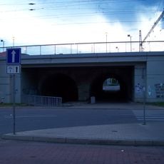 Podchod stezky podél Jílovského potoka pod jižní částí stanice Děčín hlavní nádraží