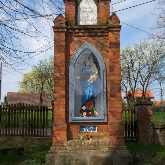 Kapliczka, na cmentarzu przykościelnym