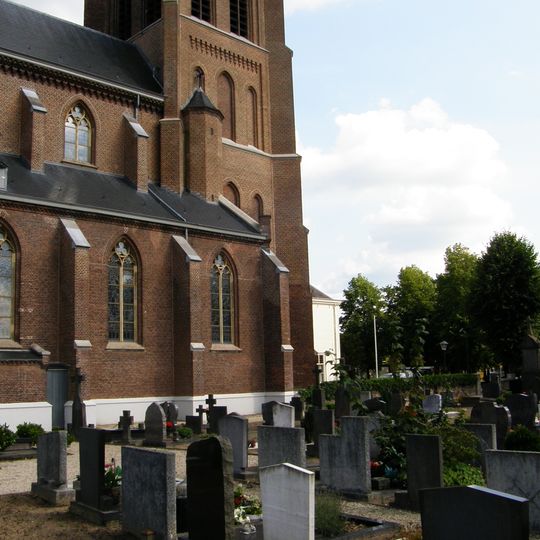 Sint Janskerk: ommuurde kerkhof met smeedijzeren poort en verschillende graftekens
