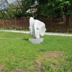 Severozápadní kamenná plastika v zahradě u kina Alfa v Sokolově