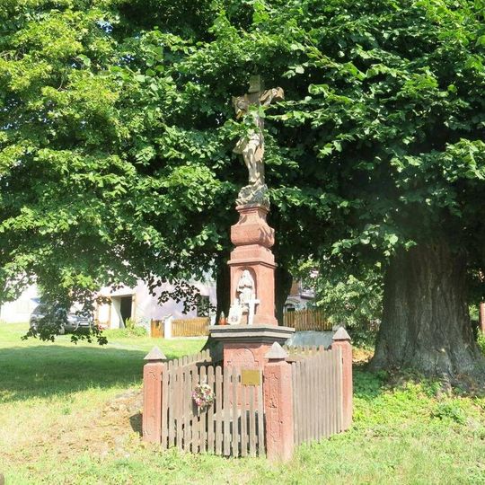 Kříž na návsi v Květnově