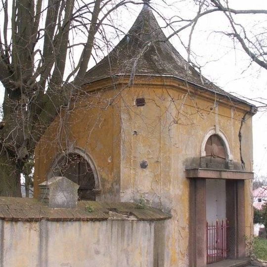 Kaple při kostele v Buškovicích