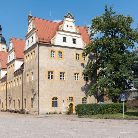 Ehemaliges Jagdschloss mit Brunnenhaus, Reithalle, Einfriedung, Brücke, Grenzsteinen und Denkmal für König Albert sowie Schlossgarten mit Pferdeschwemme Altes Jagdschloß 1