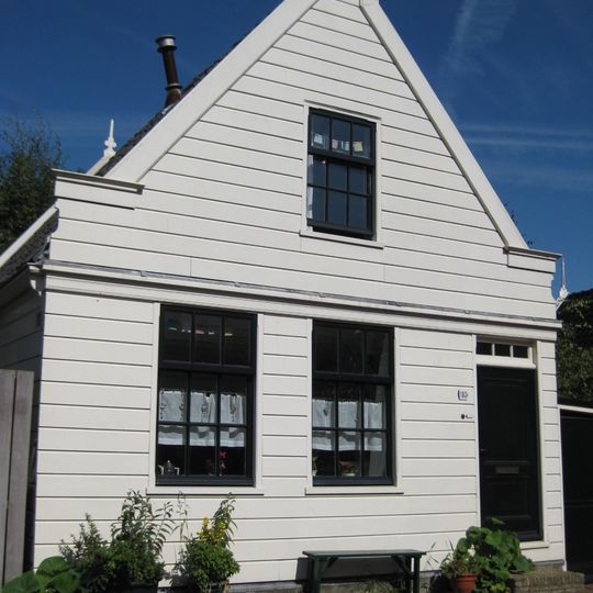 Houten dijkhuis met tuitgevel