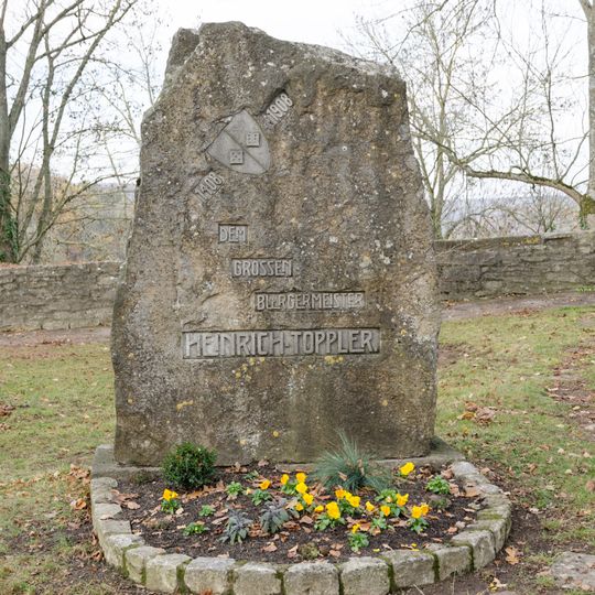 Alte Burg, Toppler-Gedenkstein
