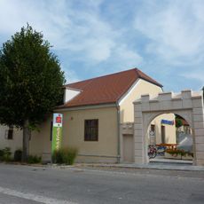 Außenerscheinung und Keller des Gemeindesaales