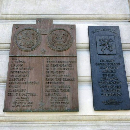 Pamětní deska osvobození na náměstí Míru v Klatovech