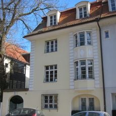 Zusammengeschlossener, villenartiger Block