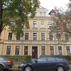 Mietshaus in geschlossener Bebauung mit Vorgarten Willy-Reinl-Straße 10