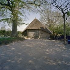 Gerenoveerde bakstenen schaapskooi met een rieten wolfsdak