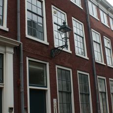 Pand met gevel met kroonlijst op rococo-consoles