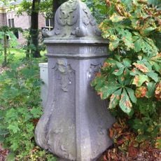 Vaasvormige toegangspijlers in Lodewijk XV stijl