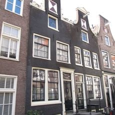 Pand met gevel waarvan de hals