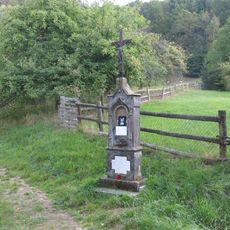 Kříž u silnice na severním okraji Levína