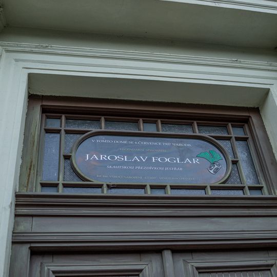 Pamětní deska Jaroslava Foglara v Benátské ulici v Praze