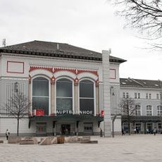 Station building and middle platform