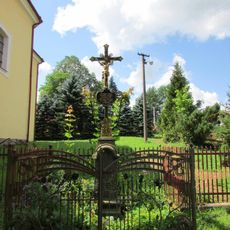 Kříž u kostela Nanebevzetí Panny Marie ve Skále