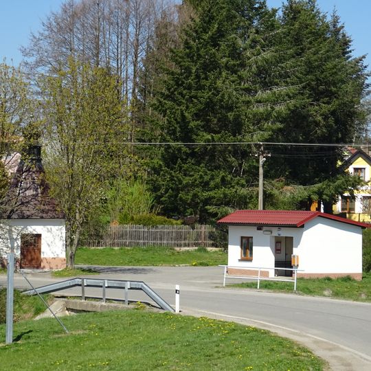 Most silnice III/12416 u autobusové zastávky v Malém Ježově