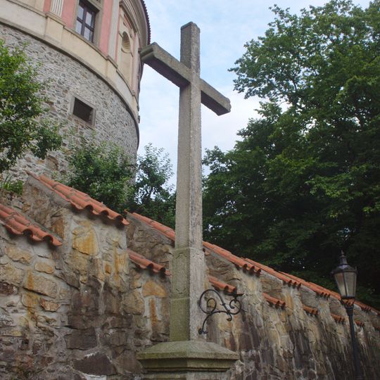 Kříž v Jindřichově Hradci v uličce Pod Hradem