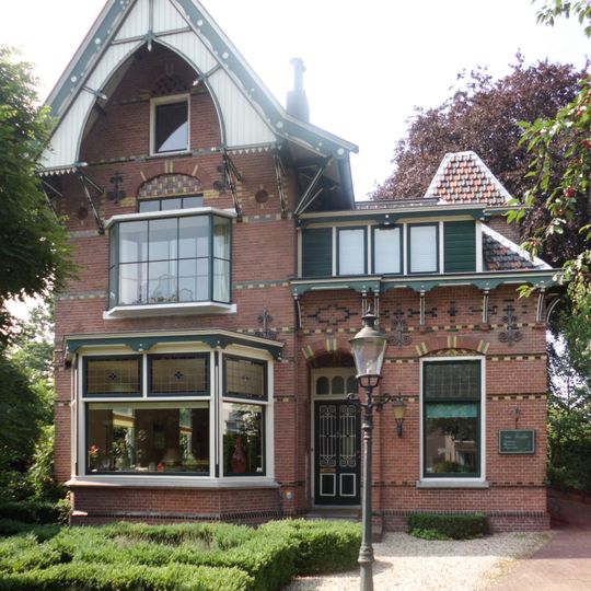 Woonhuis is een in een eclectische stijl opgetrokken villa