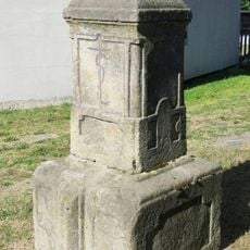 Podstavec ulomeného kříže v ulici k nádraží v Blíževedlech