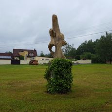 Socha u rybníku Dožín u Nových Mitrovic